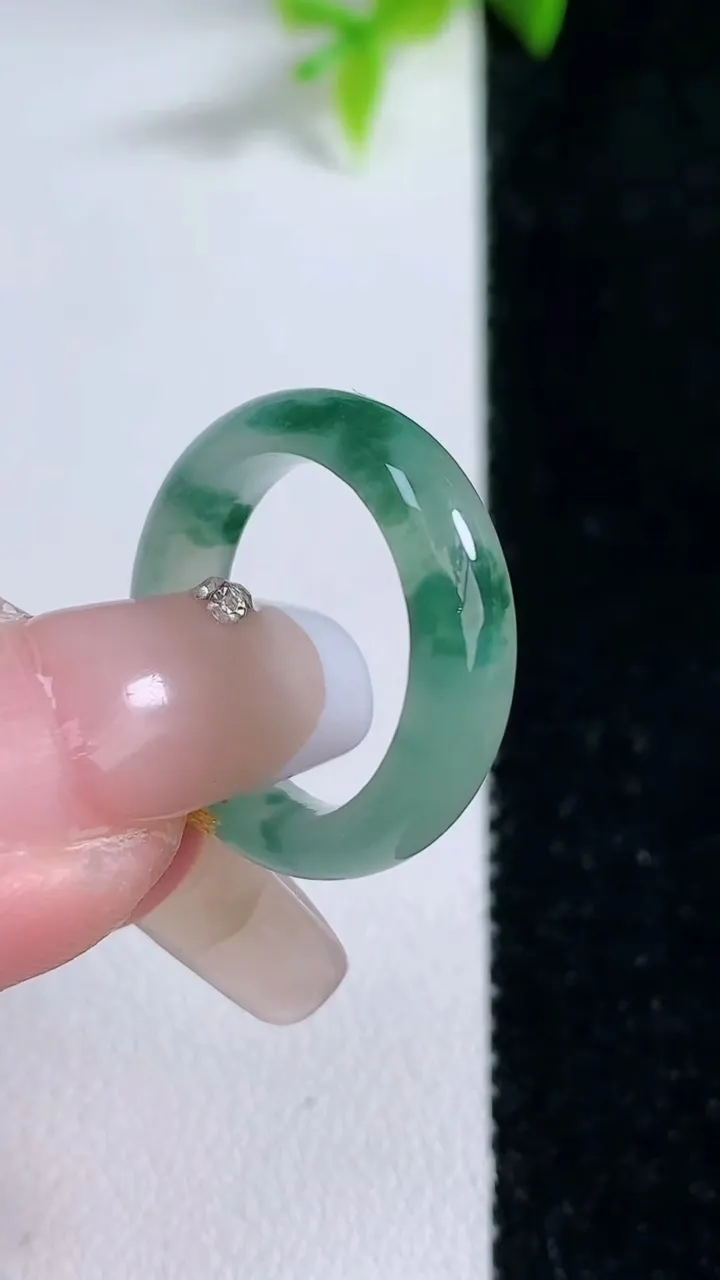 天然A货翡翠飘花指环戒指，尺寸16.3-5.3-3.4，重量:3.17g2026年1月30日
工厂直销收藏佳品,种好水足，色泽均匀，有种有色，上手高大气！