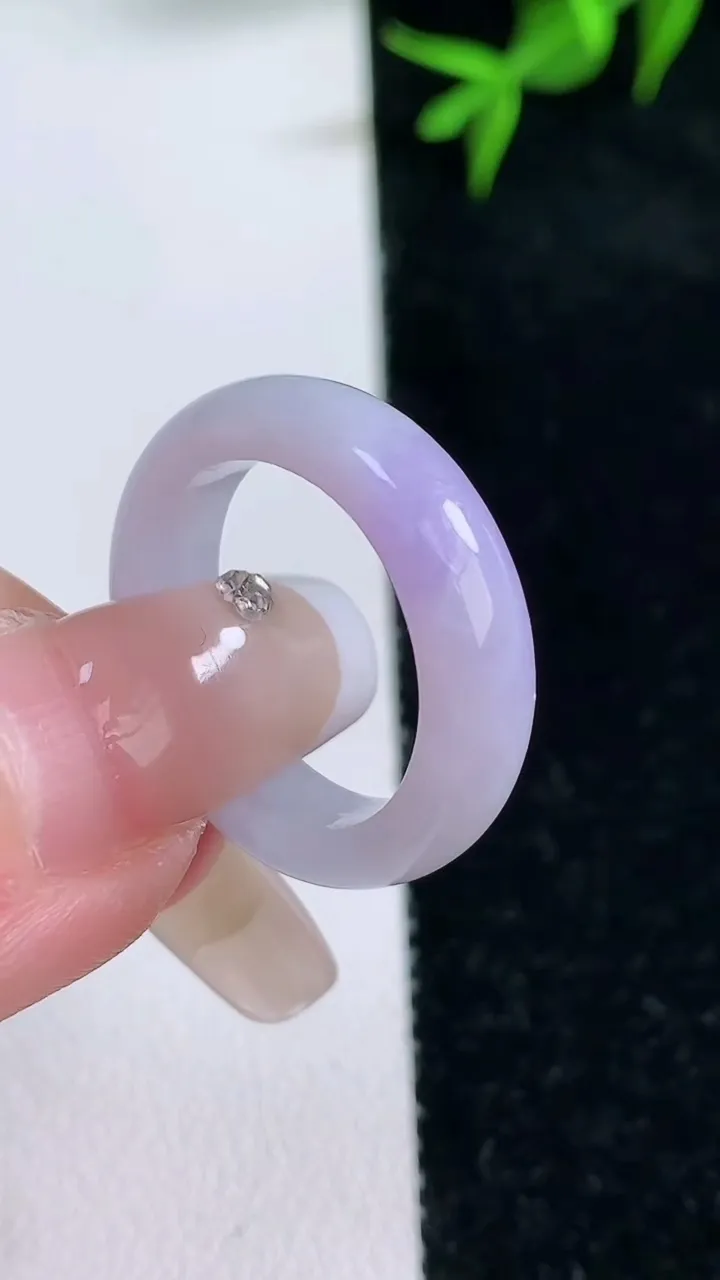 天然A货翡翠紫罗兰指环戒指，尺寸17.4-5.3-3.3，重量:3.80g2026年1月30日
工厂直销收藏佳品,种好水足，色泽均匀，有种有色，上手高大气！