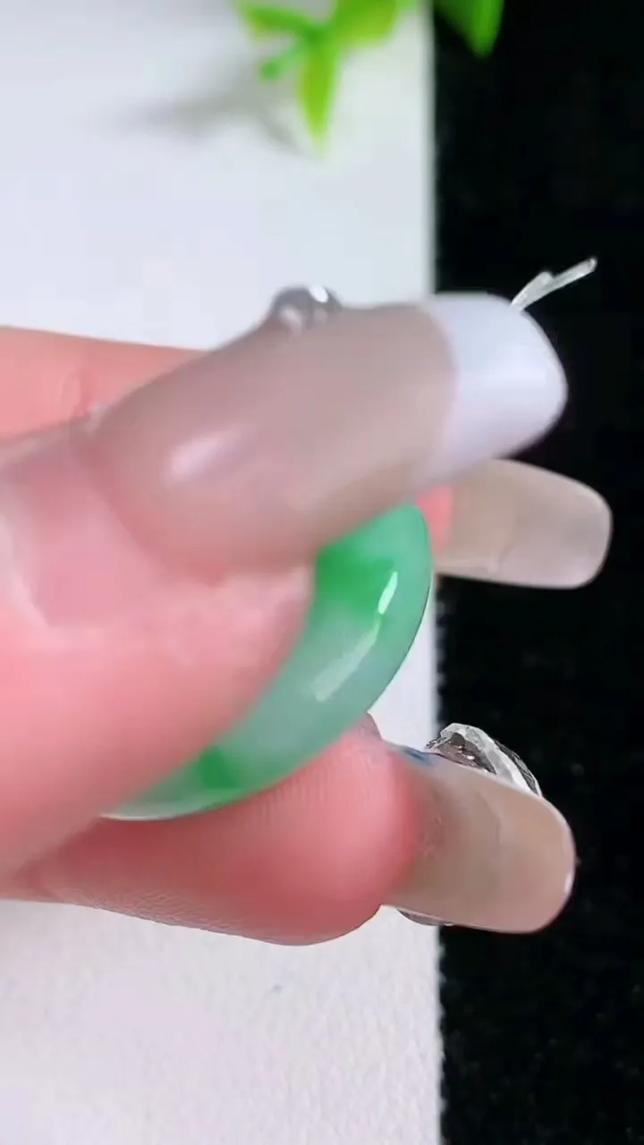 天然A货翡翠雕花平安扣吊坠，尺寸24.6-5.2，重量:6.52g
1月30日