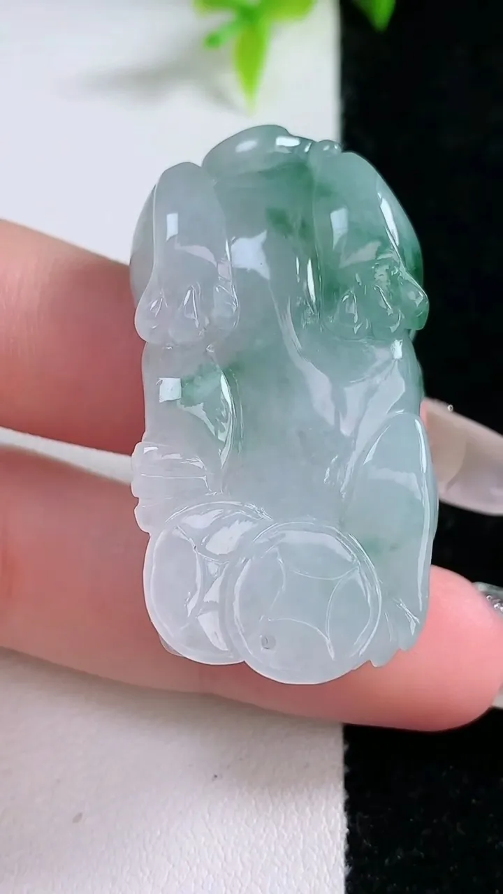 天然A货翡翠霸王貔貅吊坠，尺寸42.6-12.8-12.6，重量:26.65g
1月30日