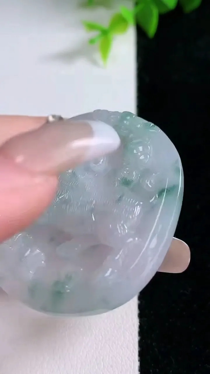 天然A货翡翠飘花生肖牛吊坠，尺寸43.4-38.3-4.7，重量:15.49g
1月30日