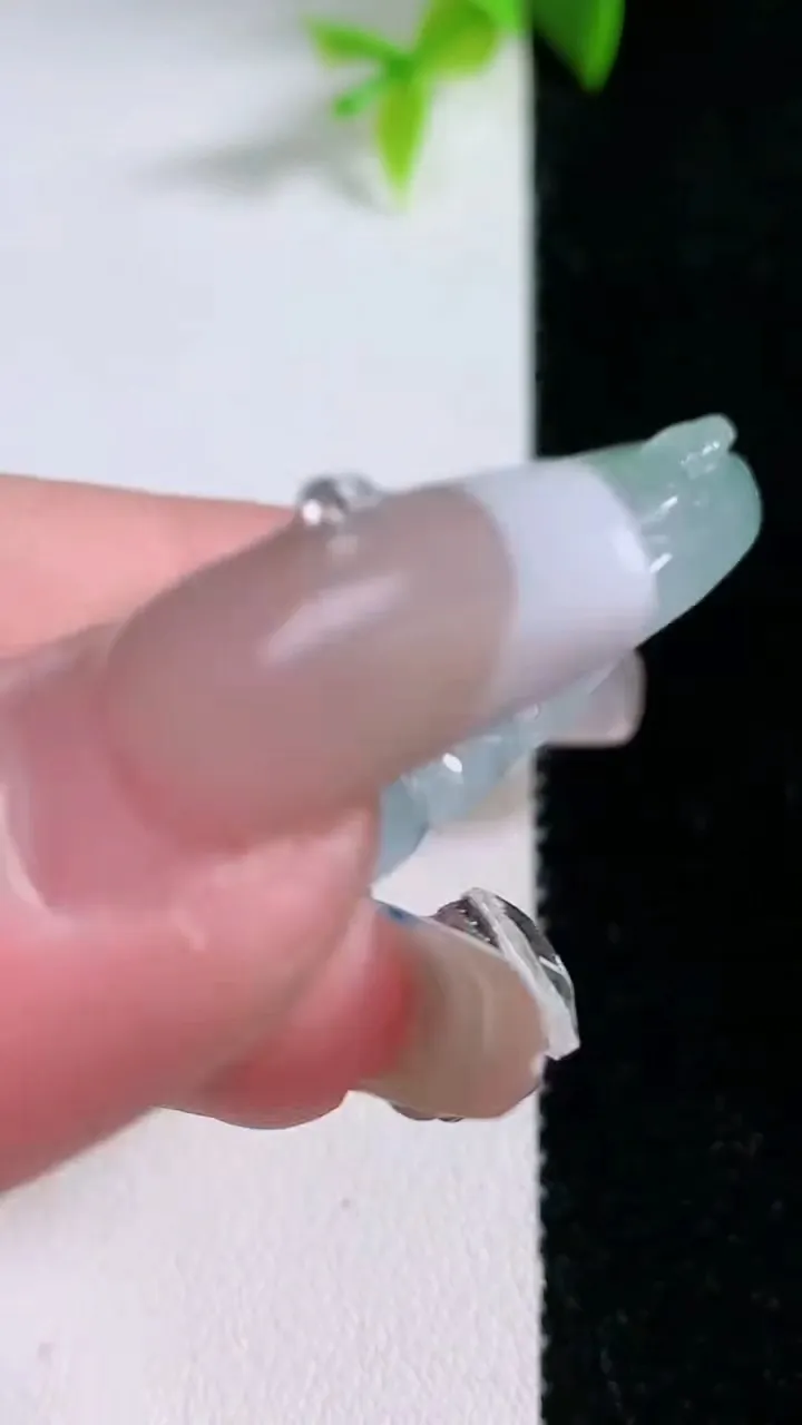 天然A货翡翠虚空藏菩萨吊坠，尺寸54.3-34-10.3，重量:15.77g
1月30日