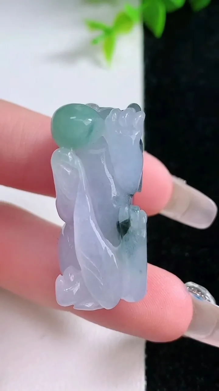 天然A货翡翠飘花霸王貔貅吊坠，尺寸40.3-18-11.6，重量:15.93g
1月30日