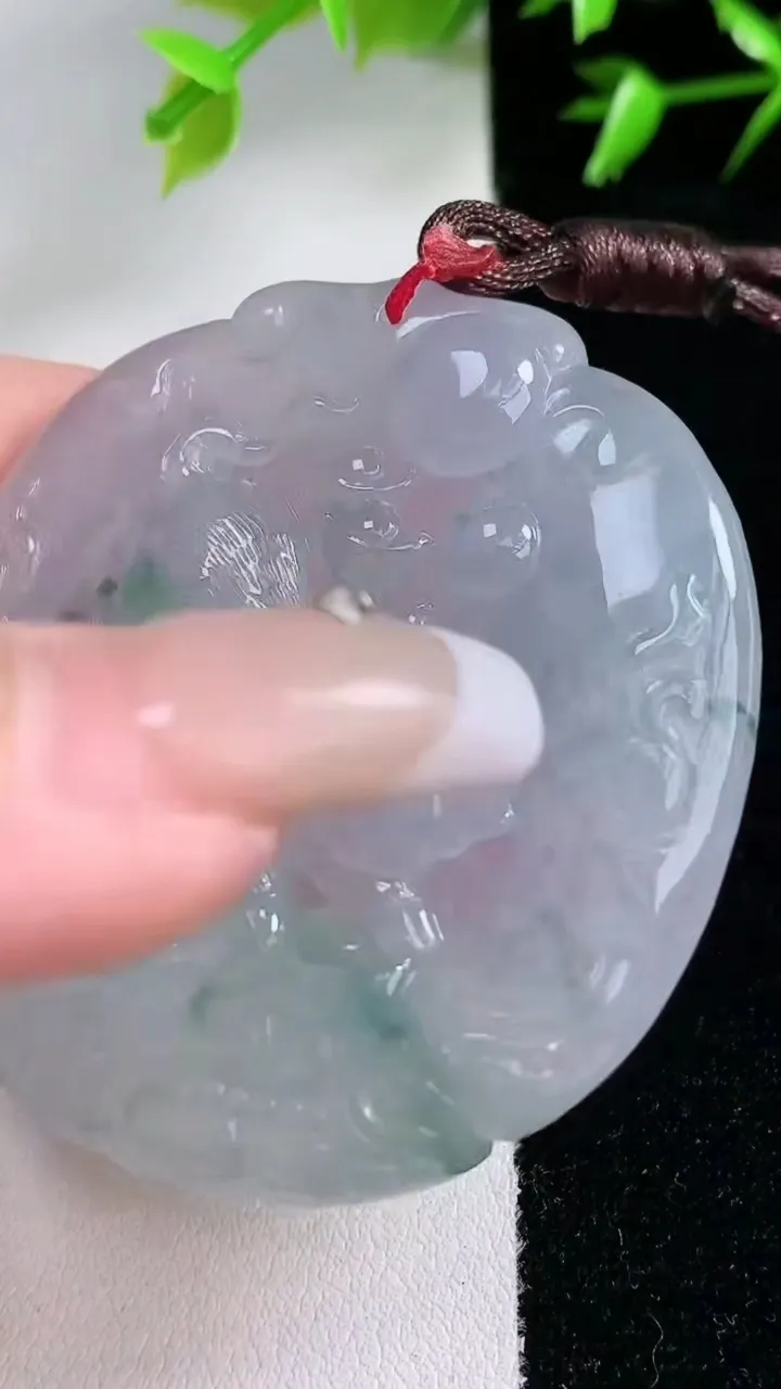 天然A货翡翠种飘花生肖猪吊坠，尺寸52.2-49-5.7，重量:28.25g
1月30日