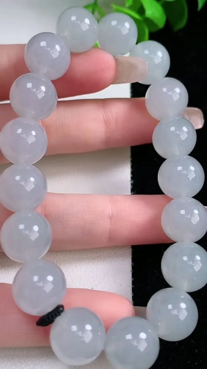 天然A货翡翠圆珠手串，尺寸12-17颗，重量:53.67g1月30日
工厂直销收藏佳品,种好水足，色泽均匀，有种有色，上手高大气！