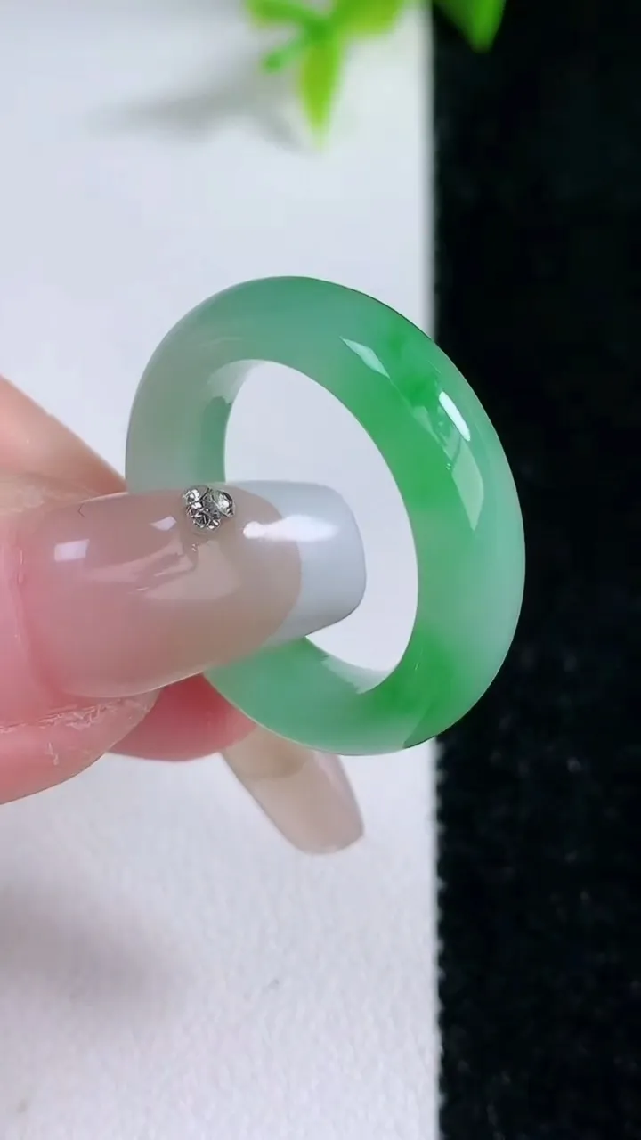 天然A货翡翠指环戒指，尺寸17.6-5.8-4，重量:5.02g2026年1月30日
工厂直销收藏佳