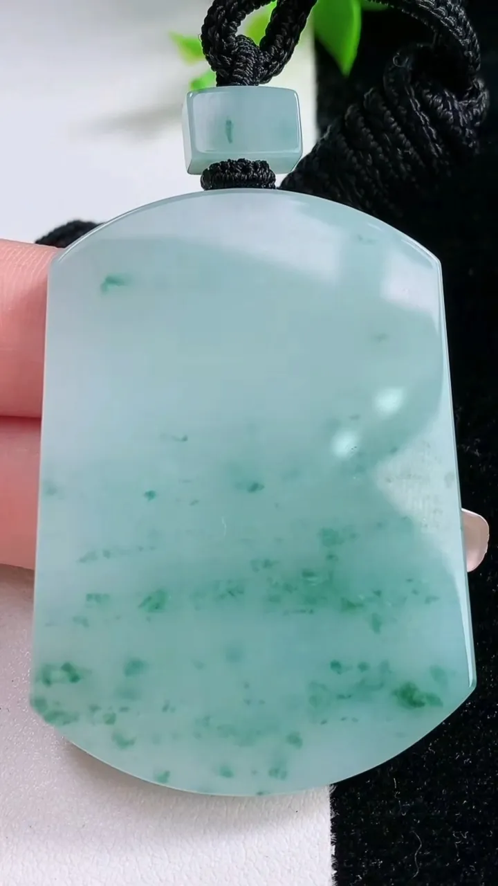 天然A货翡翠飘花仿古无事牌吊坠，尺寸54-39.2-5.6，重量:40.34g
1月30日