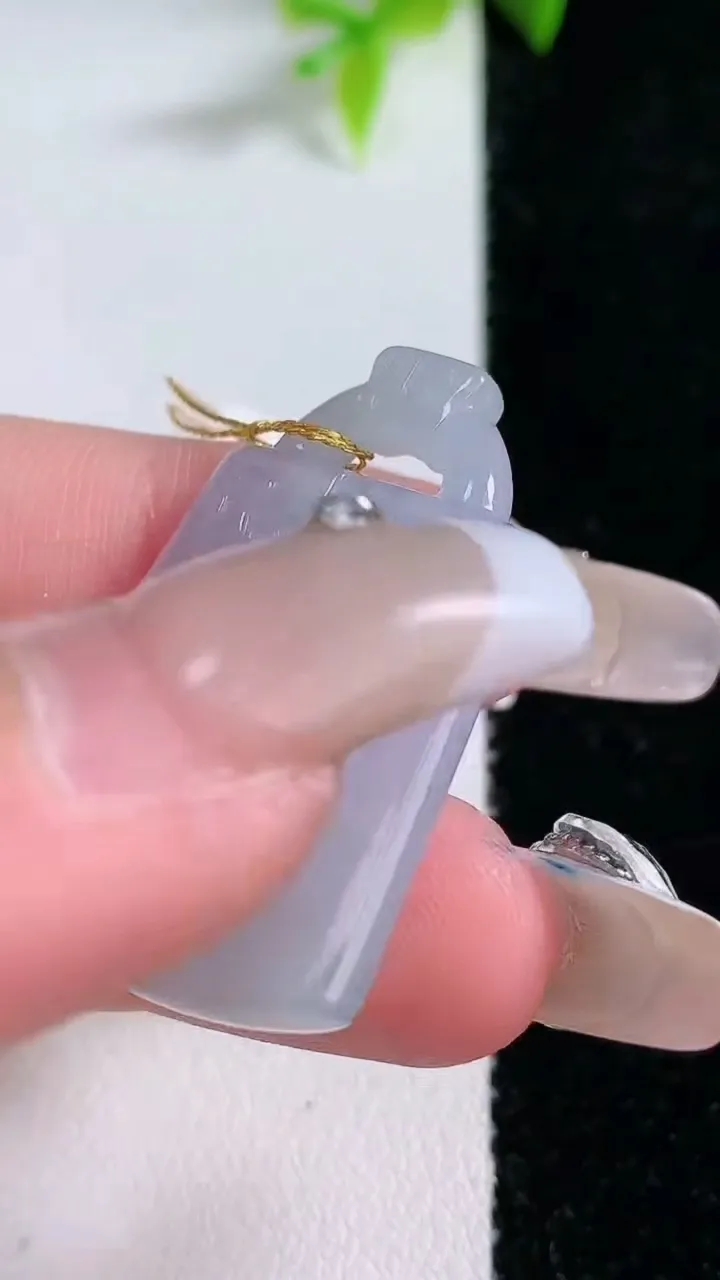 天然A货翡翠紫罗兰仿古无事牌吊坠，尺寸39.5-27.4-10，重量:9.35g
1月30日