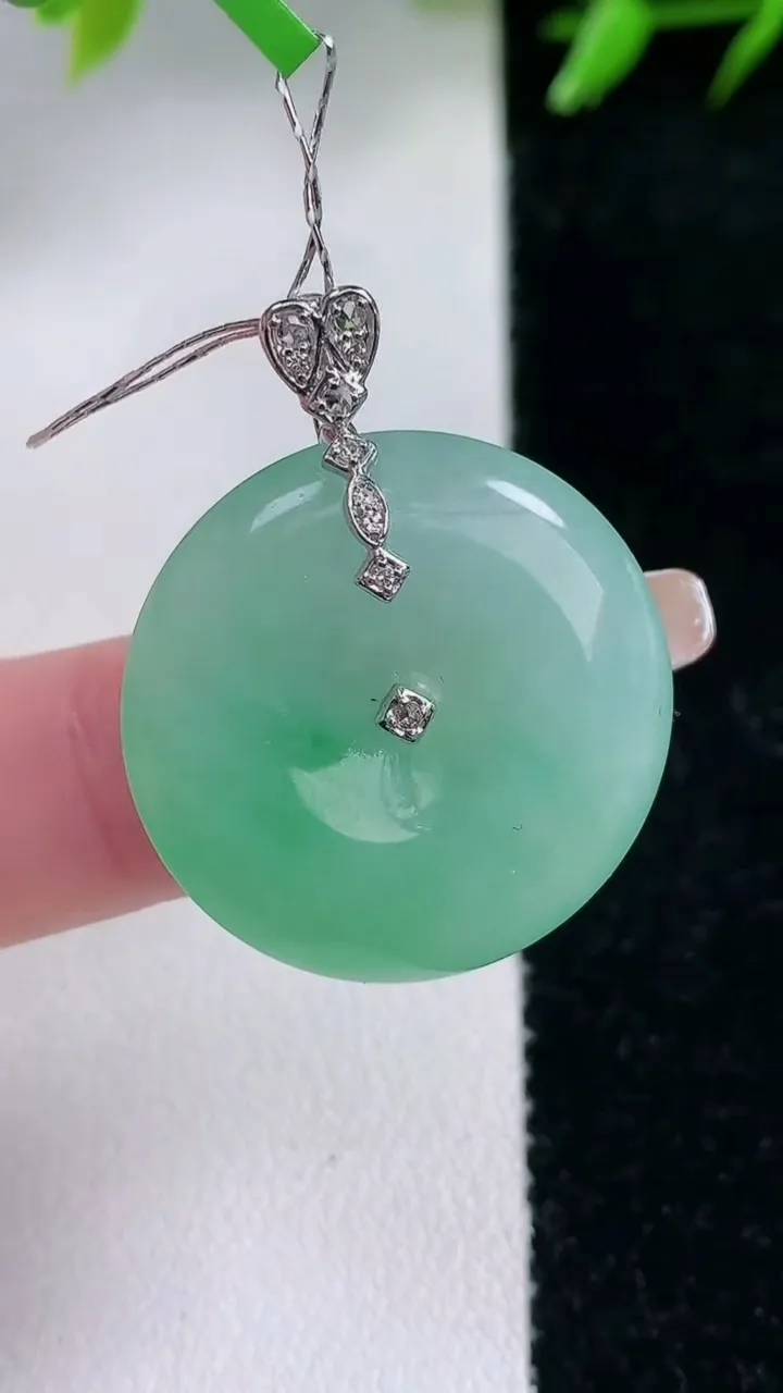 天然A货翡翠平安扣吊坠，尺寸25-5.8，重量:8.61g
1月30日