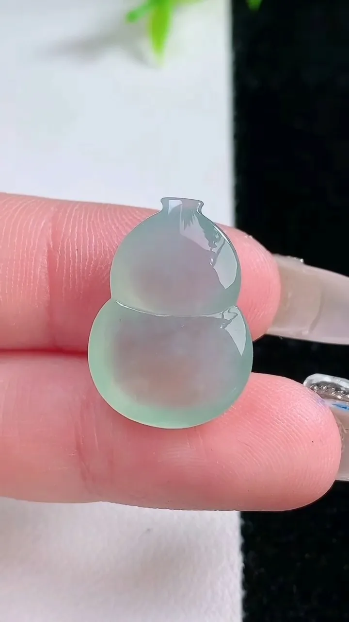 天然A货翡翠葫芦镶嵌件，尺寸21-15-6.6，重量:3.57g
1月30日