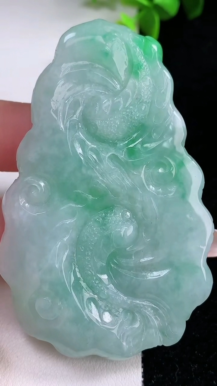 天然A货翡翠龙牌吊坠，尺寸70.8-43.6-12.4，重量:66.05g
1月30日