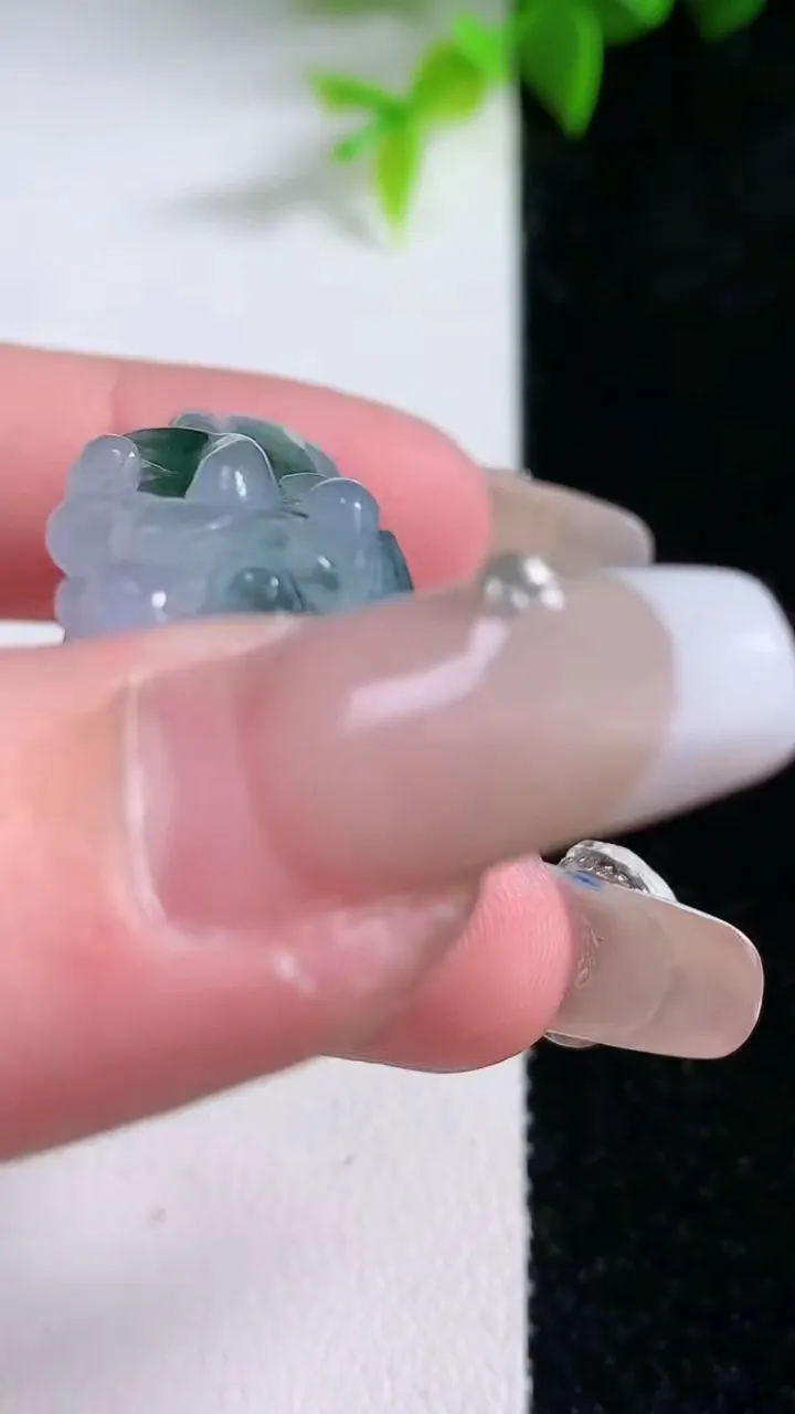 天然A货翡翠飘花霸王貔貅吊坠，尺寸40.3-18-11.6，重量:15.93g
1月30日