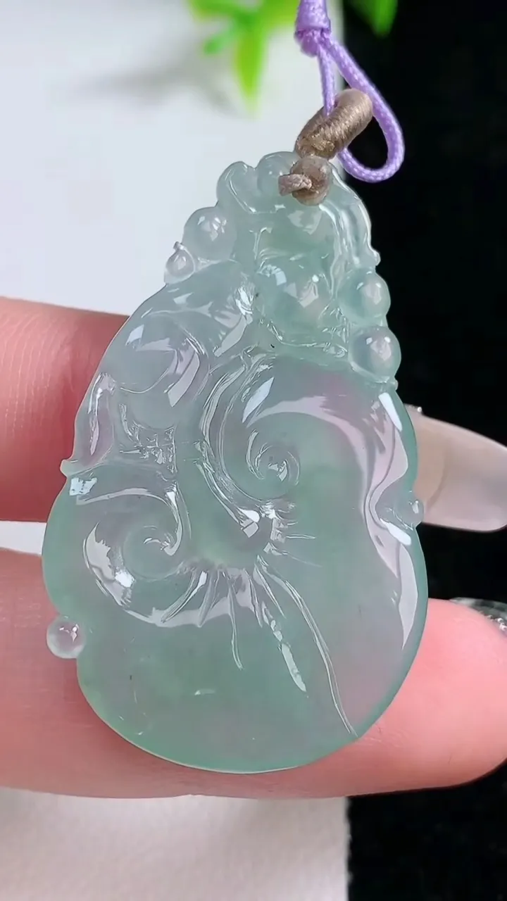 天然A货翡翠如意吊坠，尺寸41-25-3.8，重量:7.54g
1月30日