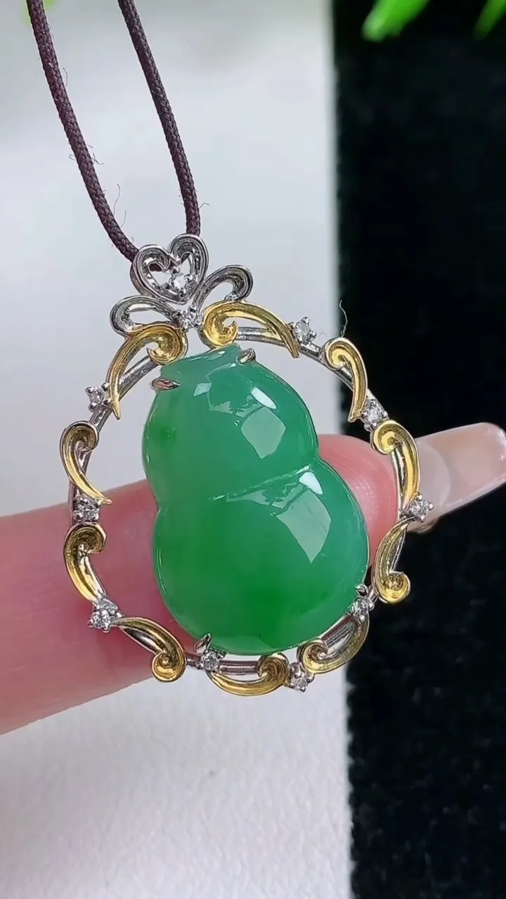 天然A货翡翠葫芦吊坠，尺寸30.3-24-5.5，19.7-13.7重量:4.18g
1月30日