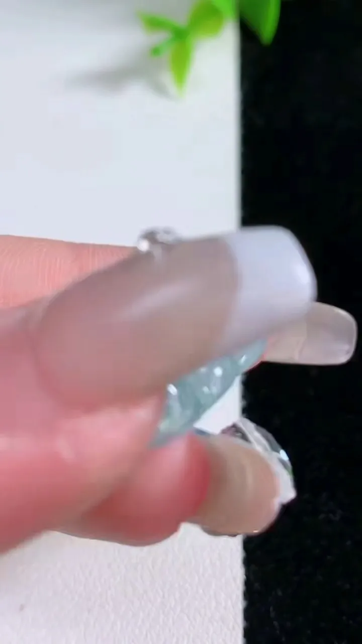 天然A货翡翠冰种飘花佛公吊坠，尺寸26.6-30.4-6.5，重量:7.93g
1月30日