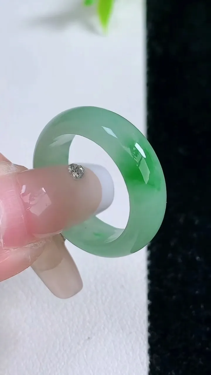 天然A货翡翠指环戒指，尺寸17.7-6.6-3，重量:4.23g2026年1月30日
工厂直销收藏佳品,种好水足，色泽均匀，有种有色，上手高大气！