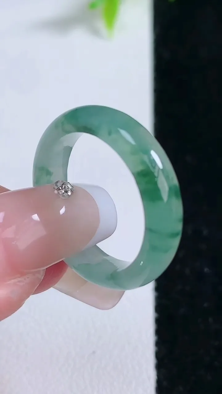 天然A货翡翠飘花指环戒指，尺寸17.8-5-3，重量:3.35g2026年1月30日
工厂直销收藏佳品,种好水足，色泽均匀，有种有色，上手高大气！