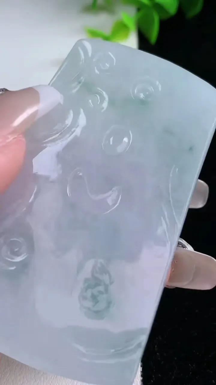 天然A货翡翠飘花阿弥陀佛吊坠，尺寸65.5-40.3-5，重量:33.07g
1月30日