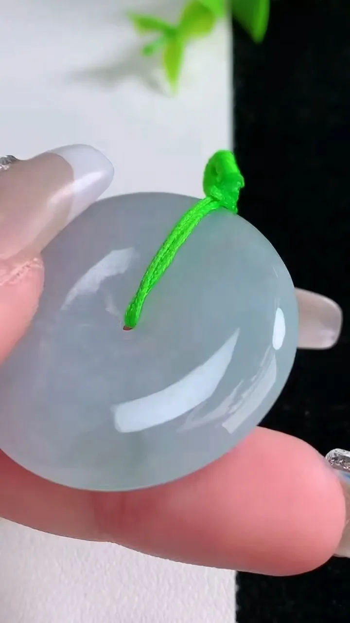 天然A货翡翠平安扣吊坠，尺寸35-5.5，重量:15.68g
1月30日