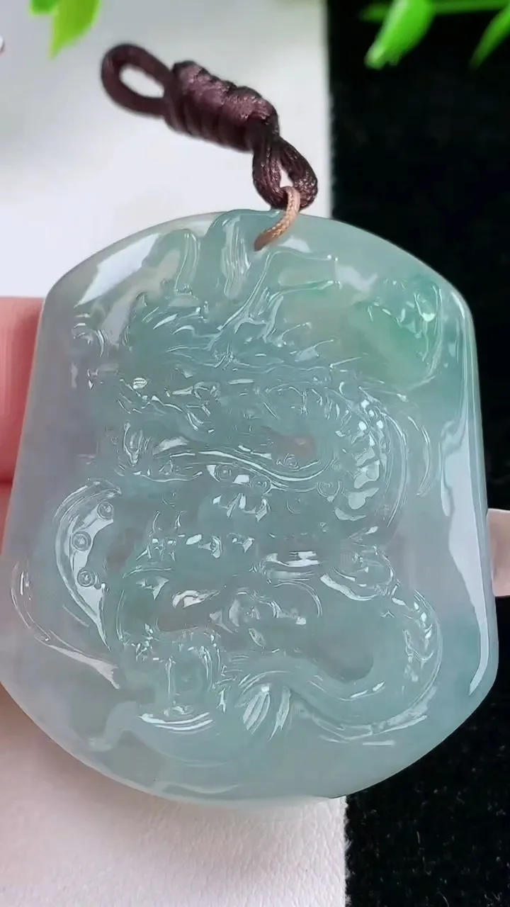 天然A货翡翠龙牌吊坠，尺寸47-39-5.5，重量:21.04g
1月30日