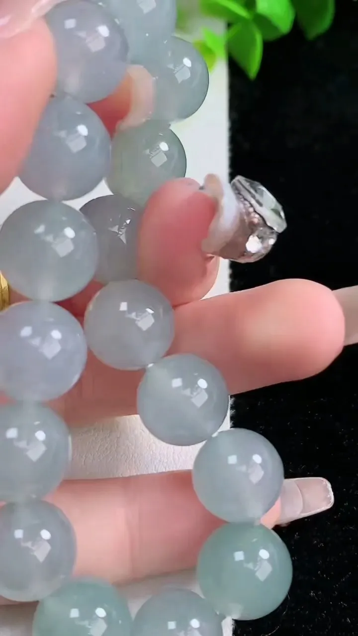 天然A货翡翠圆珠手串，尺寸11.4-16颗，重量:46.61g1月30日
工厂直销收藏佳品,种好水足，色泽均匀，有种有色，上手高大气！