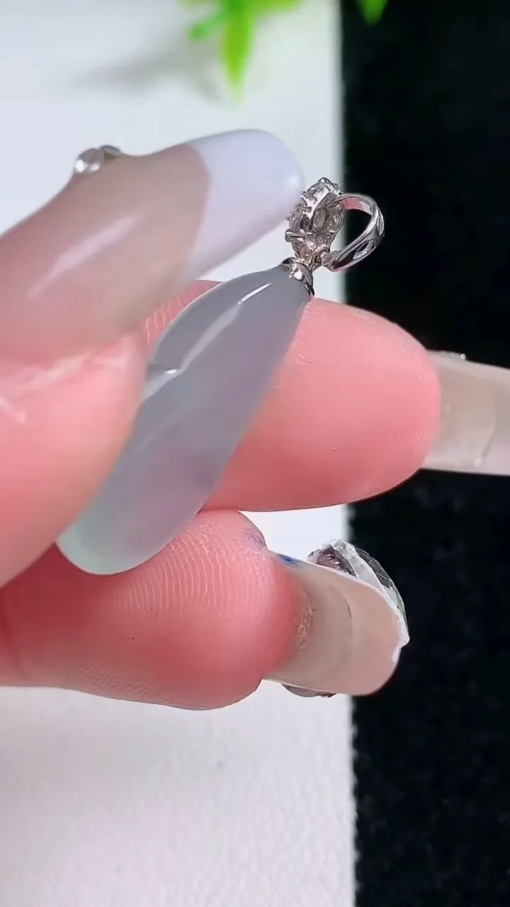 天然A货翡翠种白冰葫芦吊坠，尺寸22-14.3-6.3，重量:3.66g
1月30日