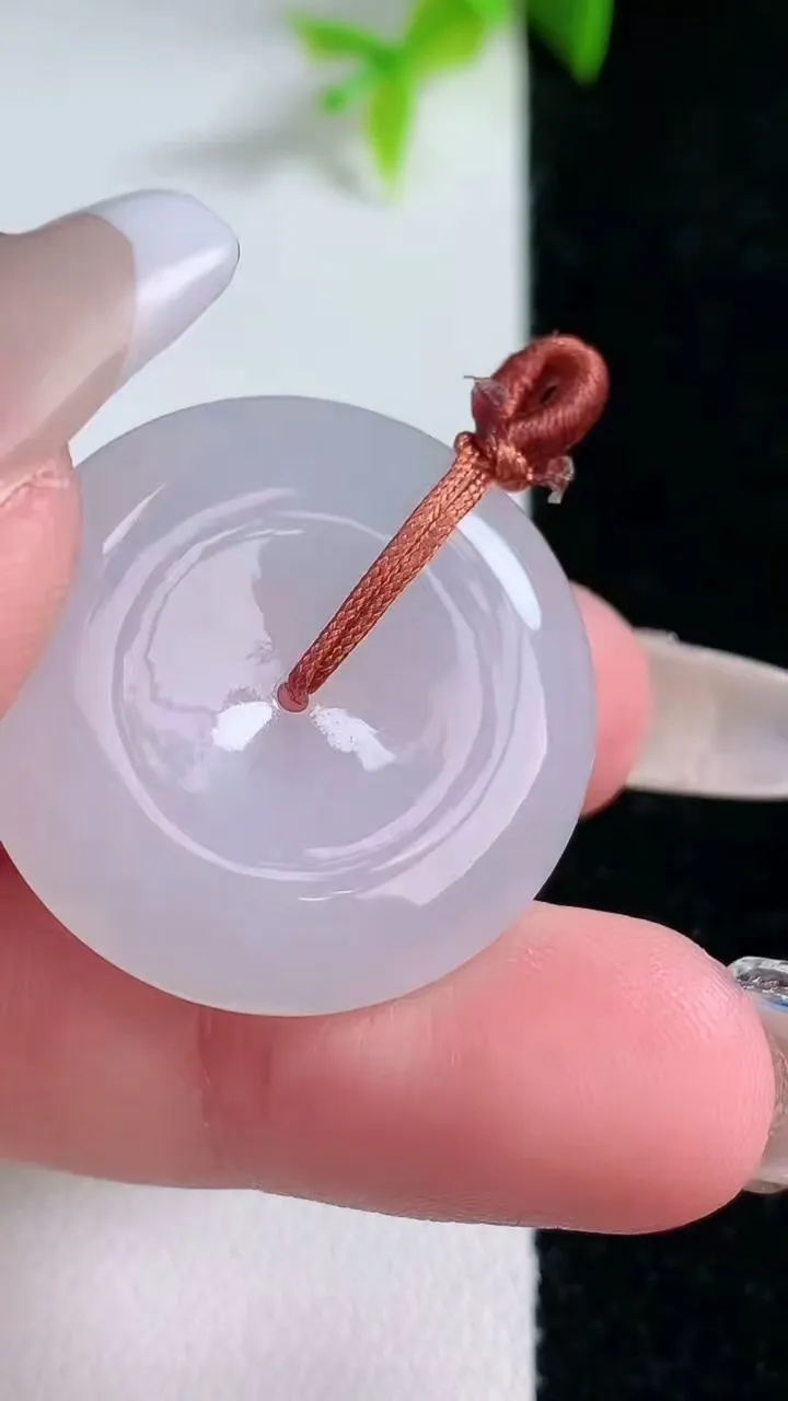 天然A货翡翠平安扣吊坠，尺寸27.3-5.4，重量:8.63g
1月30日