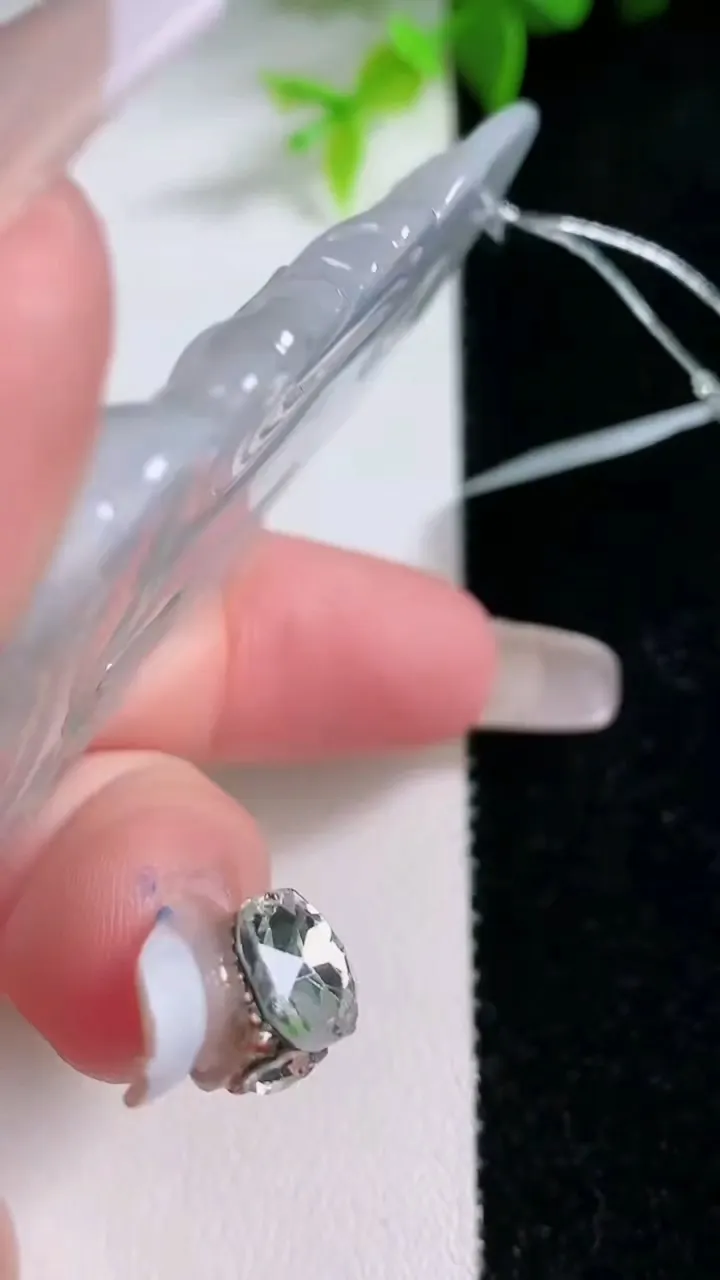 天然A货翡翠冰种飘花度母观音吊坠，尺寸66.5-40.3-5.7，重量:27.39g
1月30日