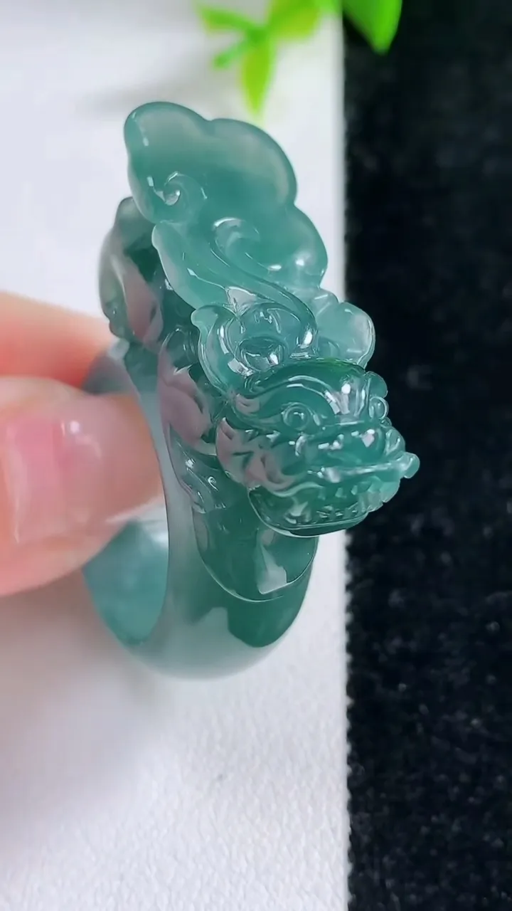 天然A货翡翠貔貅指环扳指，尺寸21.2-32.4-12.2-13.8，重量:23.10g2026年1月30日
工厂直销收藏佳品,种好水足，色泽均匀，有种有色，上手高大气！