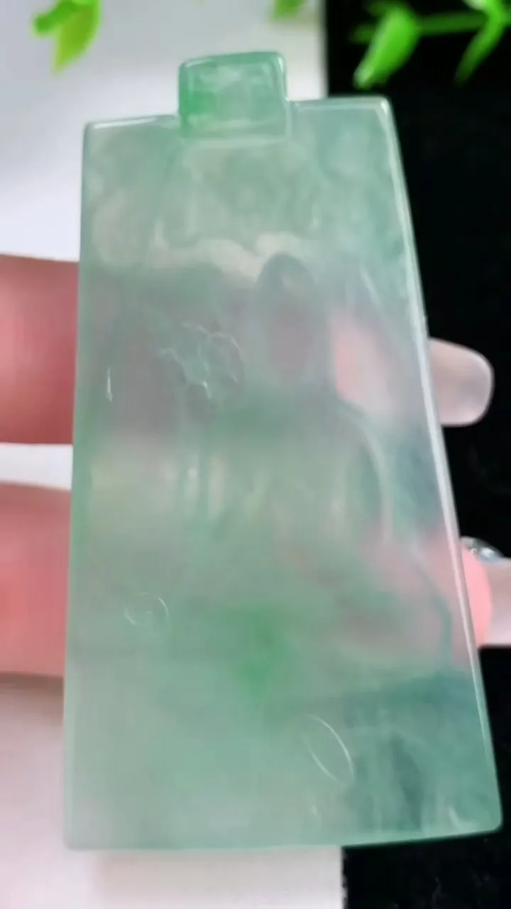 天然A货翡翠观音菩萨吊坠，尺寸63-34.4-4.8，重量:24.62g
1月30日