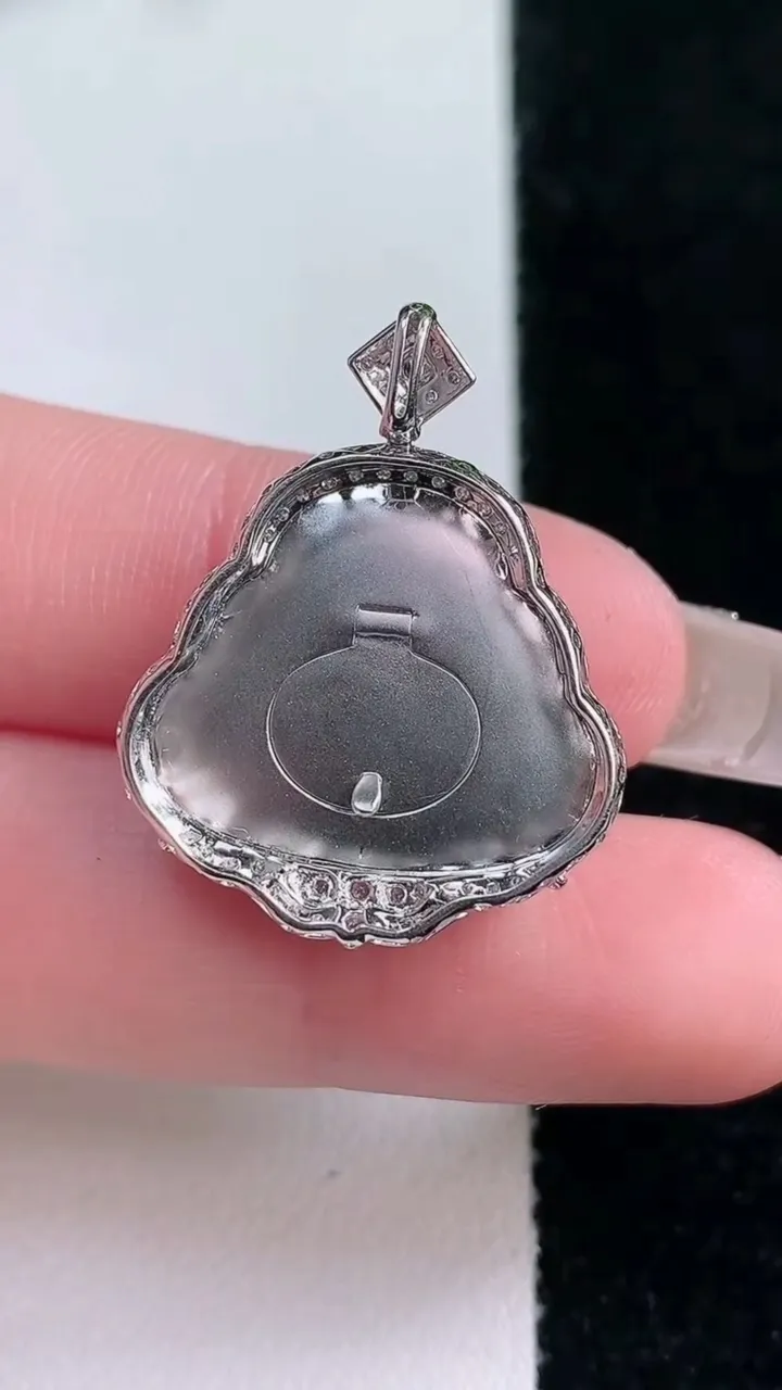 天然A货翡翠佛公吊坠，尺寸27.8-22-8.3，裸石17.3-20.3重量:4.58g
1月30日