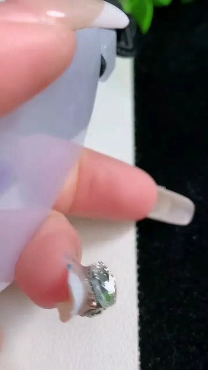 天然A货翡翠紫罗兰无事牌吊坠，尺寸52.8-44.2-5.6，重量:42.09g
1月30日