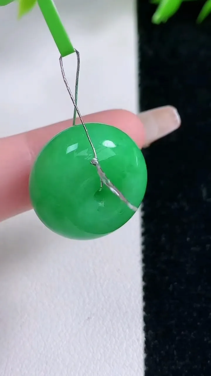 天然A货翡翠路路通吊坠，尺寸28-11.4，重量:10.27g
1月30日