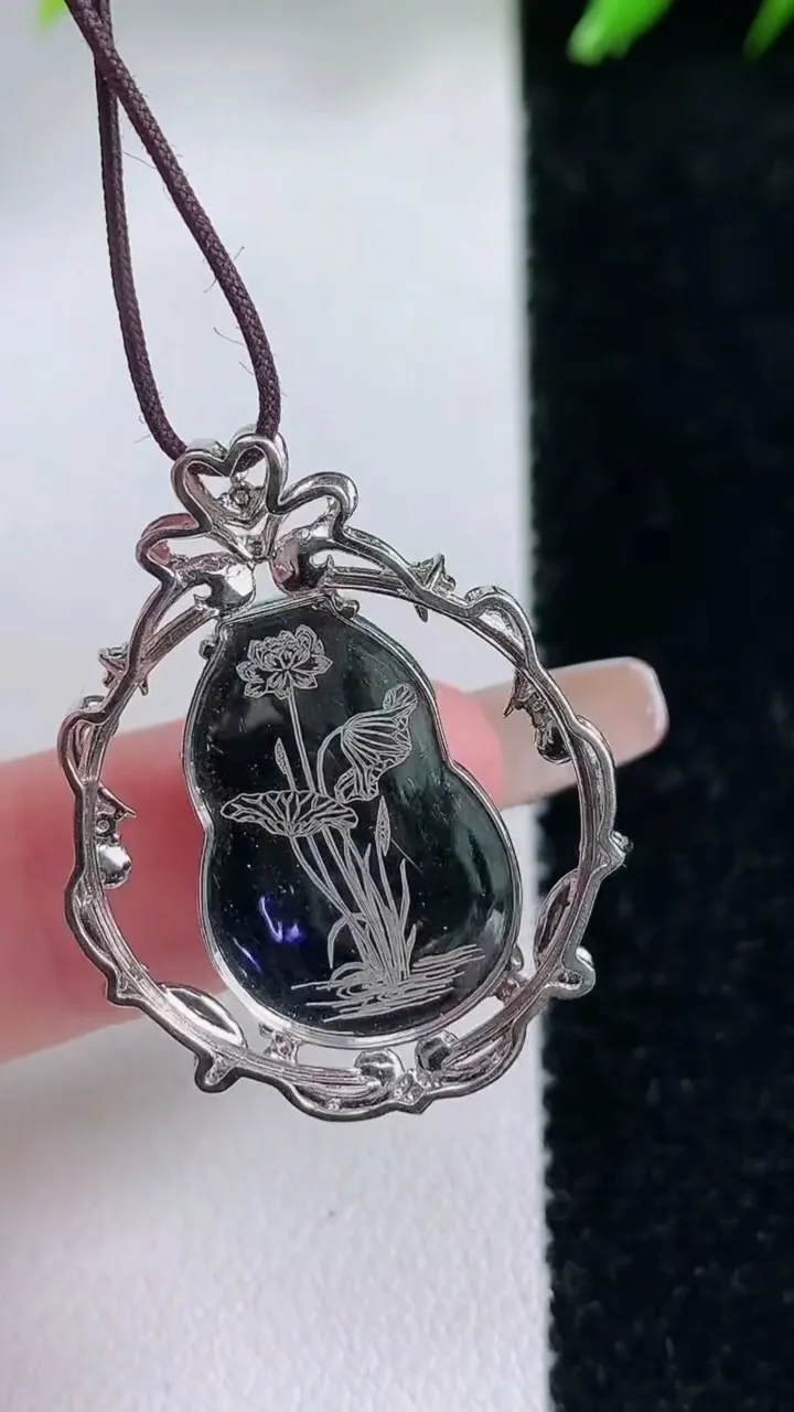 天然A货翡翠葫芦吊坠，尺寸30.3-24-5.5，19.7-13.7重量:4.18g
1月30日