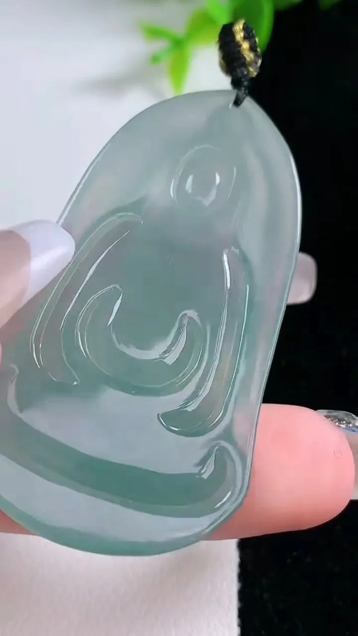 天然A货翡翠观音菩萨吊坠，尺寸53.6-31-5.4，重量:15.64g
1月30日