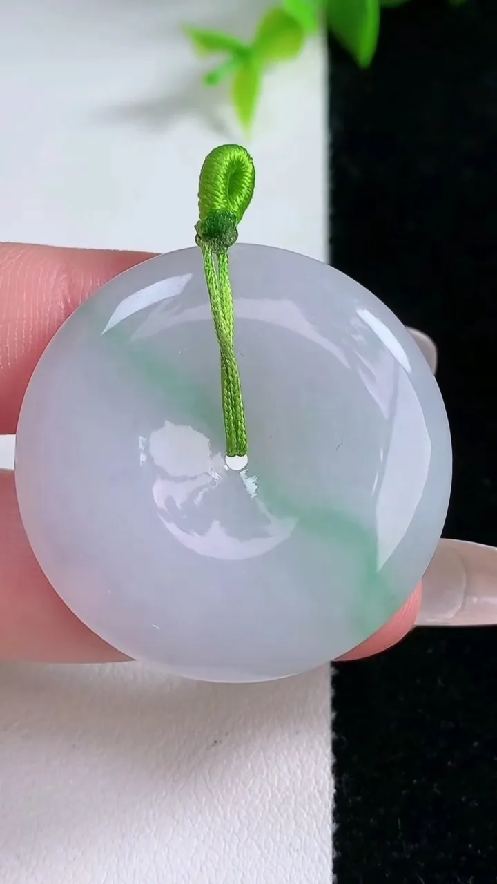 天然A货翡翠平安扣吊坠，尺寸34.4-5，重量:14.02g
1月30日