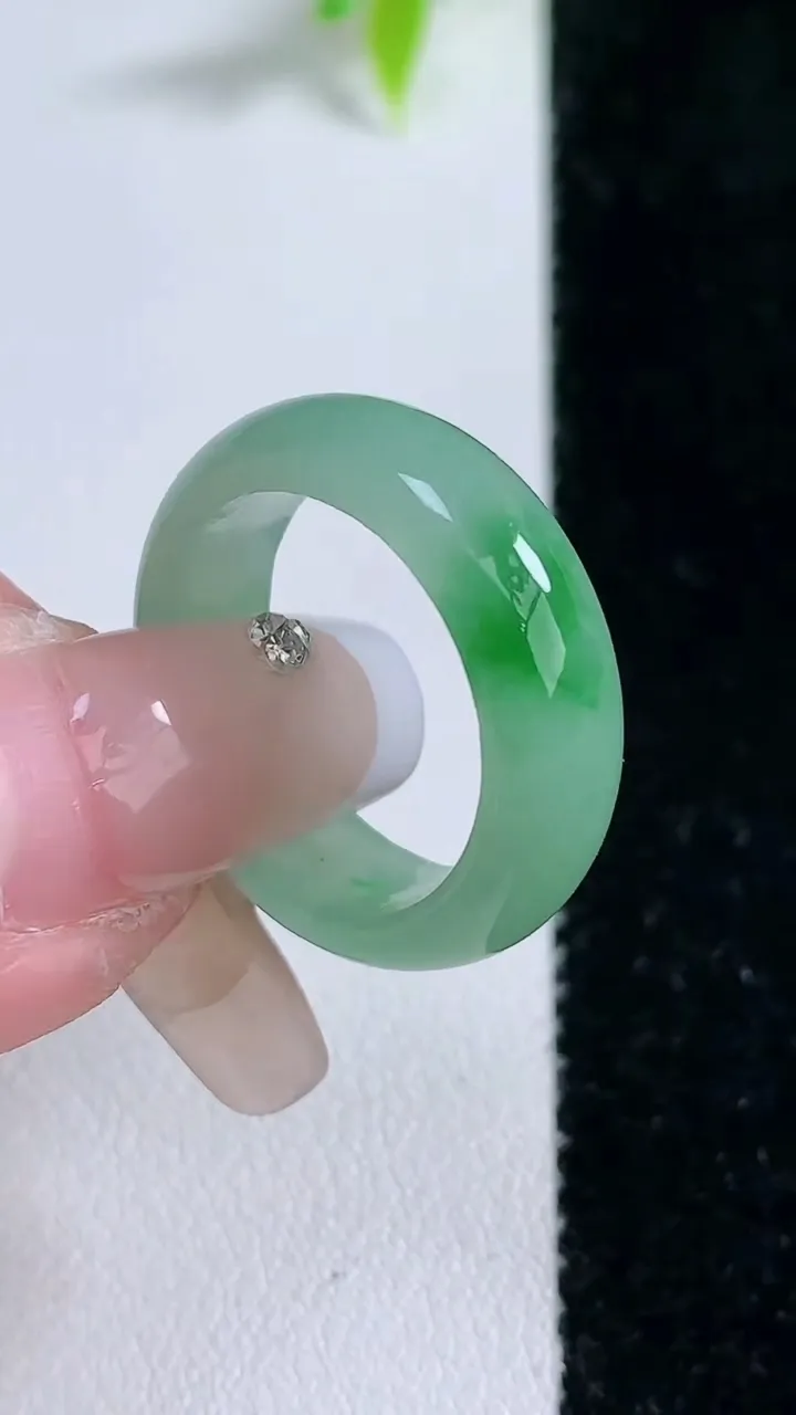 天然A货翡翠指环戒指，尺寸17.7-6.6-3，重量:4.23g2026年1月30日
工厂直销收藏佳品,种好水足，色泽均匀，有种有色，上手高大气！