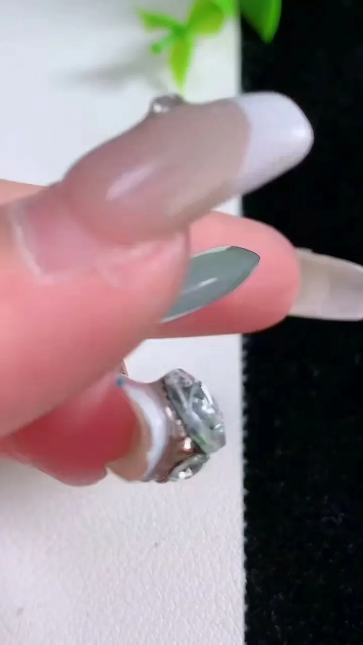 天然A货翡翠冰种飘花平安扣吊坠，尺寸25.7-4.4，重量:6.06g
1月30日