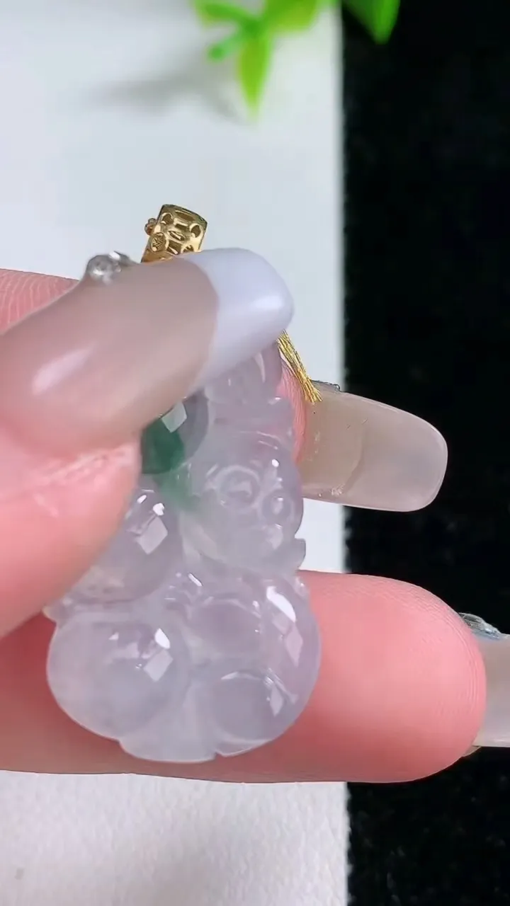 天然A货翡翠种飘花生肖猴吊坠，尺寸29.8-16.4-3.7，重量:4.10g
1月30日