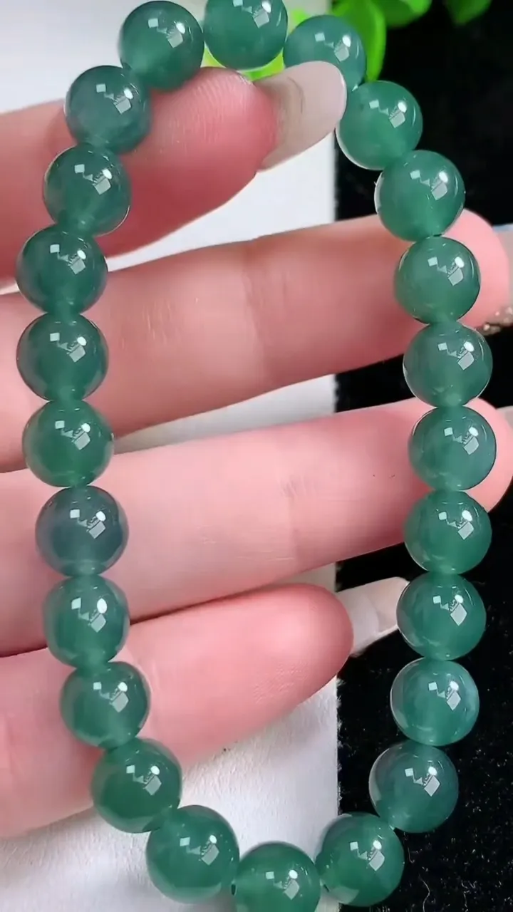 天然A货翡翠圆珠手串，尺寸7.6-24颗，重量:19.13g1月30日
工厂直销收藏佳品,种好水足，色泽均匀，有种有色，上手高大气！
