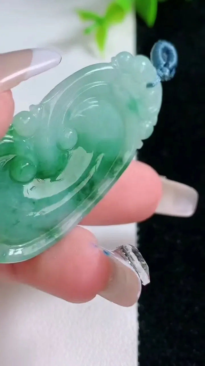 天然A货翡翠如意吊坠，尺寸46.7-23.4-6.5，重量:12.89g
1月30日