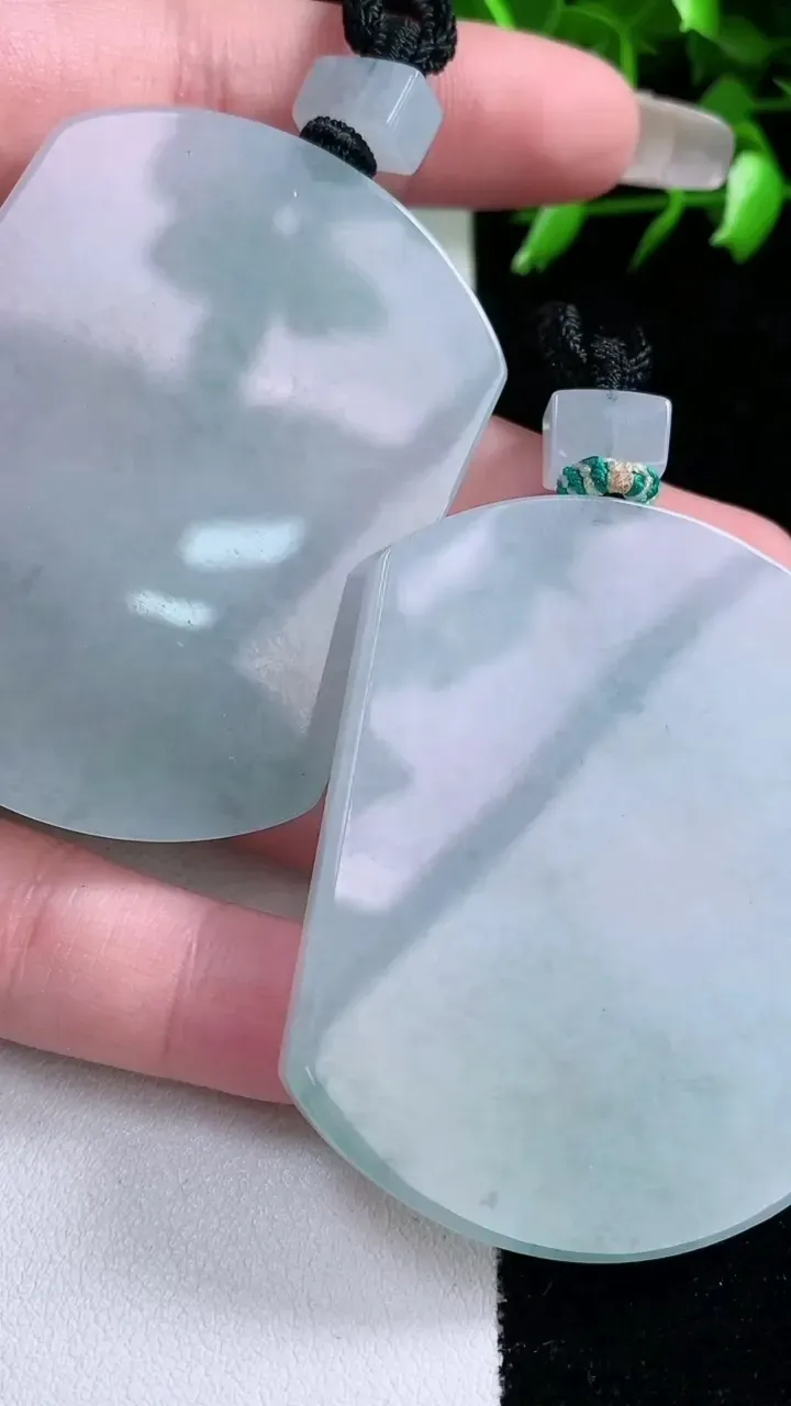 天然A货翡翠无事牌吊坠一对，尺寸53.6-40.4-5.8，重量:80.79g
1月30日