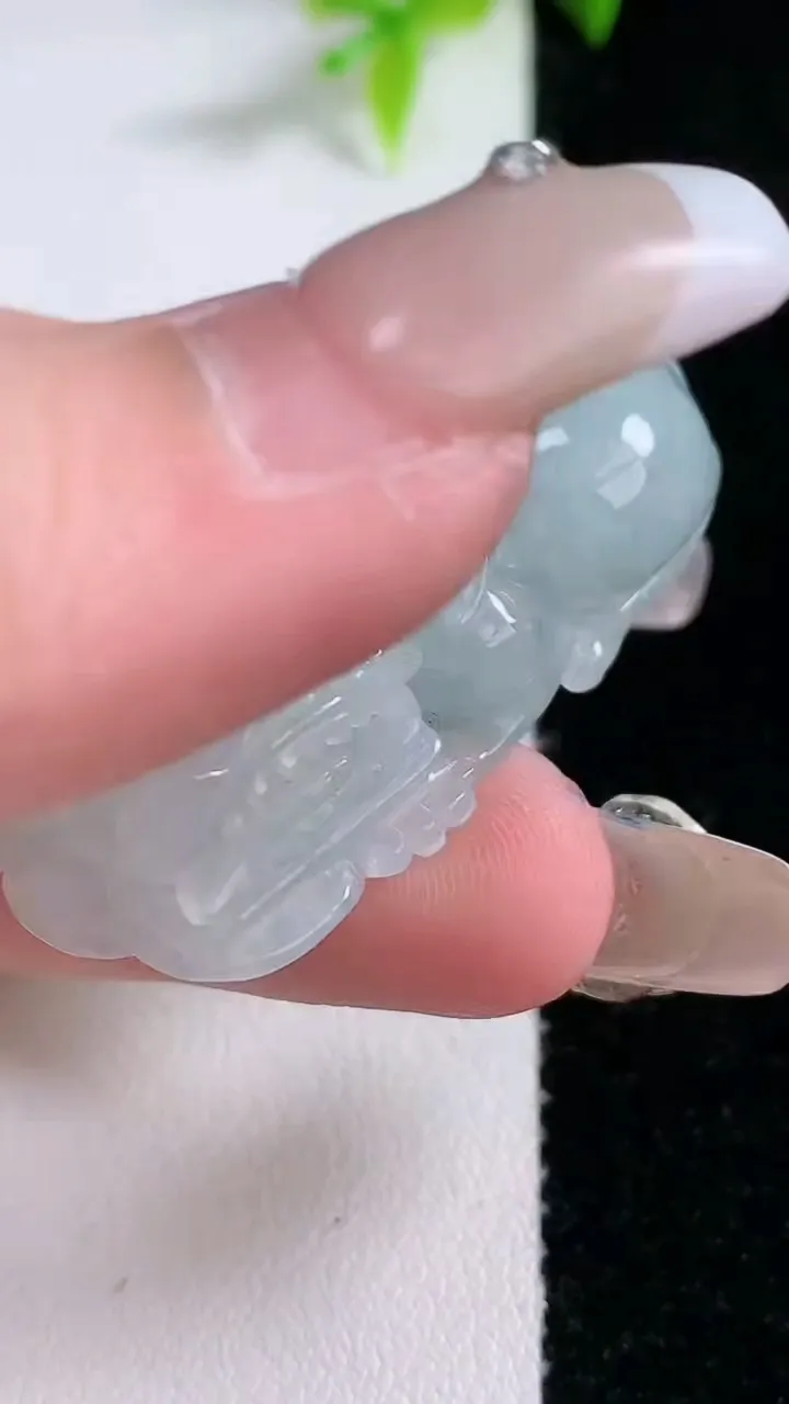 天然A货翡翠霸王貔貅吊坠，尺寸42.6-12.8-12.6，重量:26.65g
1月30日