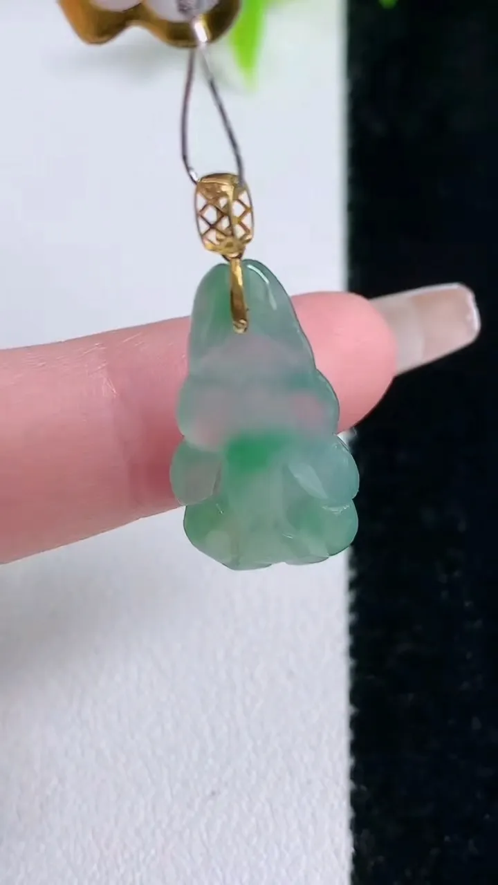 天然A货翡翠仓鼠吊坠，尺寸23.4-12.5-5.2，重量:2.59g
1月30日