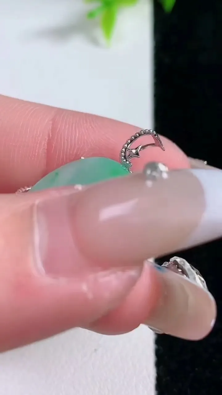 天然A货翡翠无事牌吊坠，尺寸19-3，重量:2.79g
1月30日