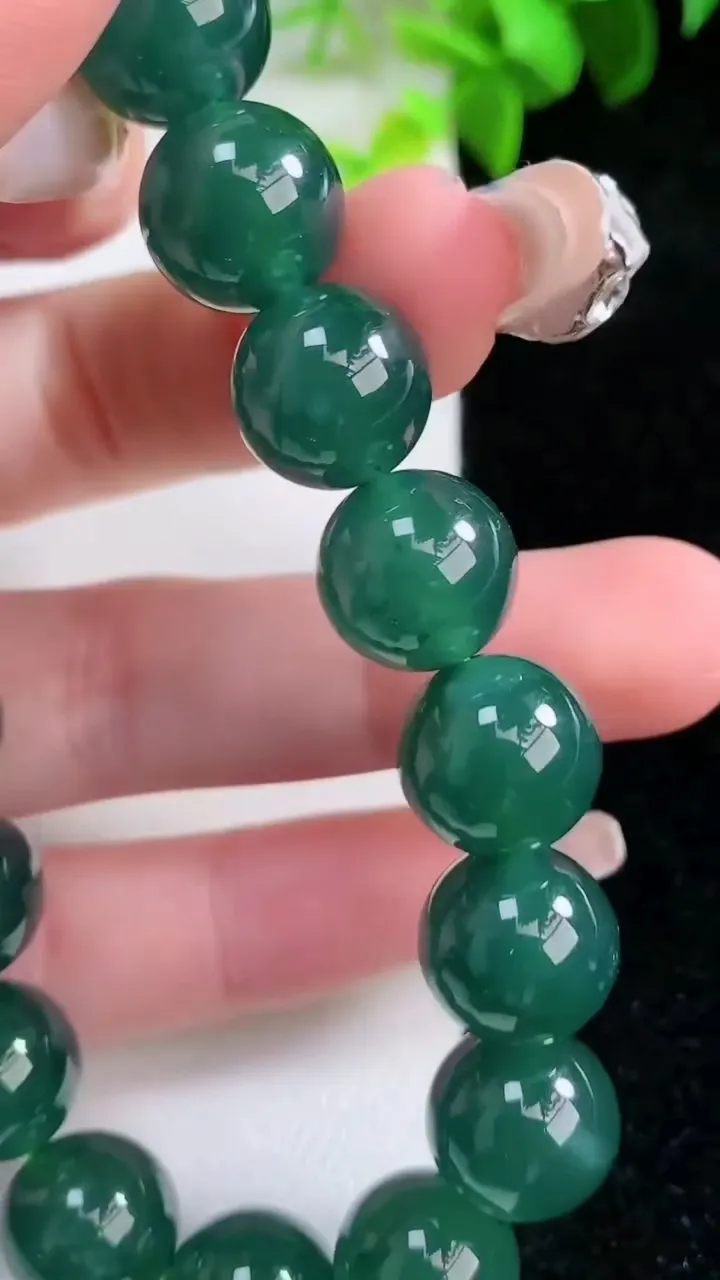 天然A货翡翠圆珠手串，尺寸11.6-18颗，重量:51.17g1月30日
工厂直销收藏佳品,种好水足，色泽均匀，有种有色，上手高大气！