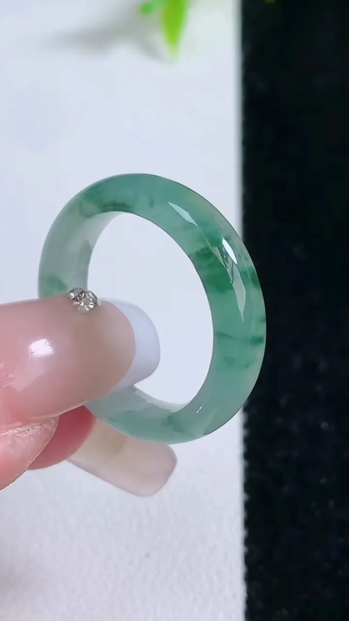 天然A货翡翠飘花指环戒指，尺寸17.8-5-3，重量:3.35g2026年1月30日
工厂直销收藏佳品,种好水足，色泽均匀，有种有色，上手高大气！