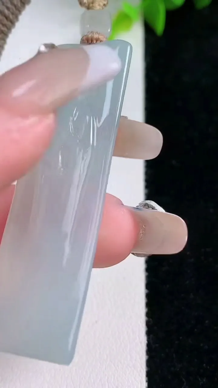 天然A货翡翠无相观音吊坠，尺寸57-17.5-6.8，重量:15.53g
1月30日