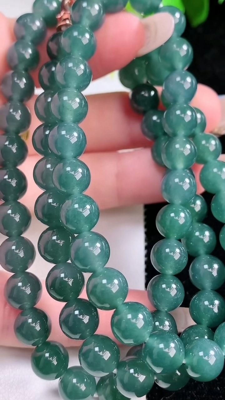天然A货翡翠圆珠项链，尺寸7.7-75颗，重量:64.43g
1月30日