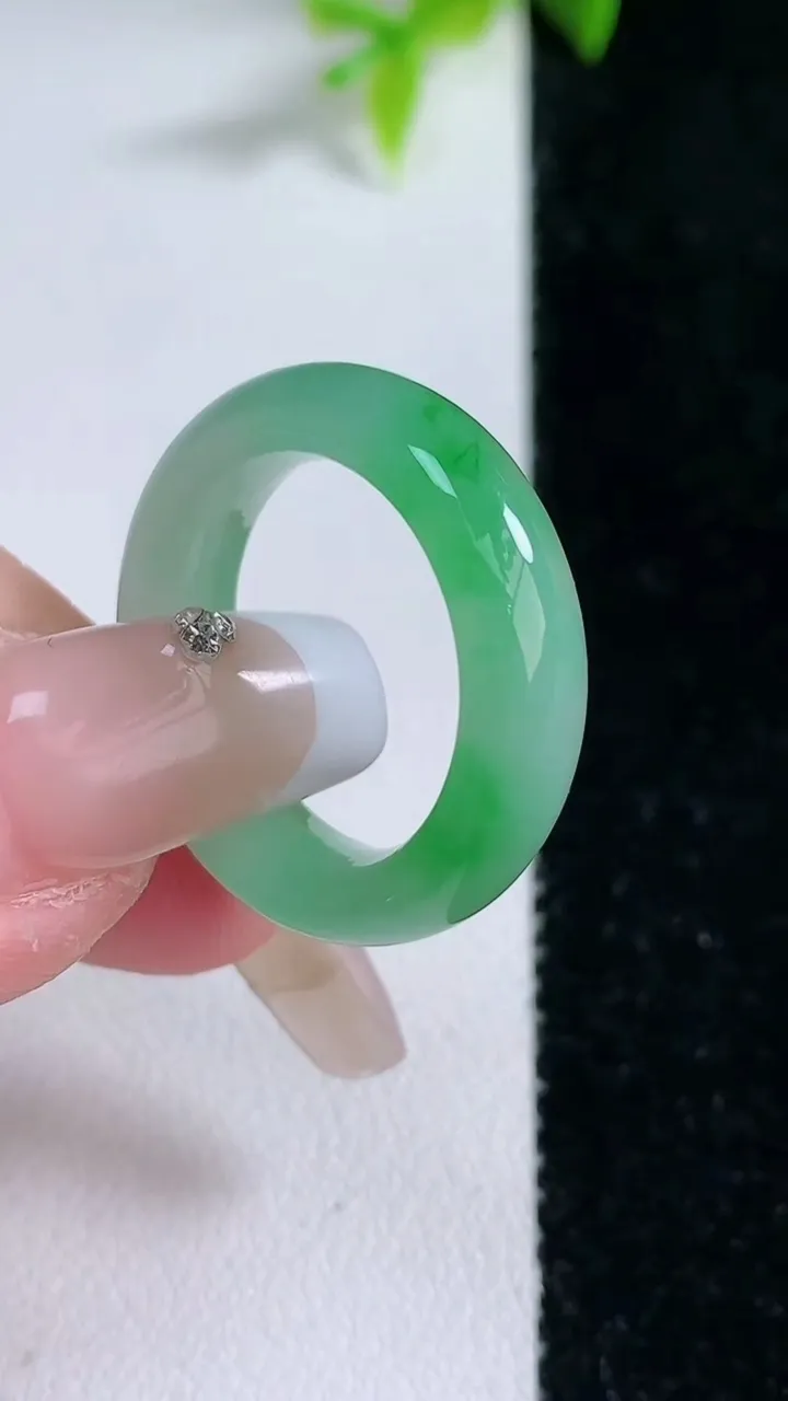 天然A货翡翠指环戒指，尺寸17.6-5.8-4，重量:5.02g2026年1月30日
工厂直销收藏佳品,种好水足，色泽均匀，有种有色，上手高大气！